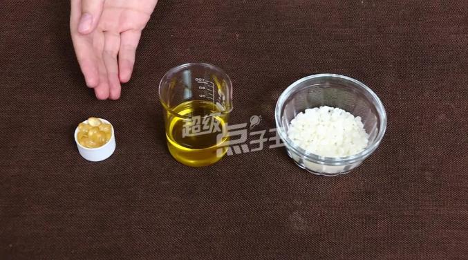 使用润唇膏容易使唇炎加重,润唇膏涂嘴唇好不好