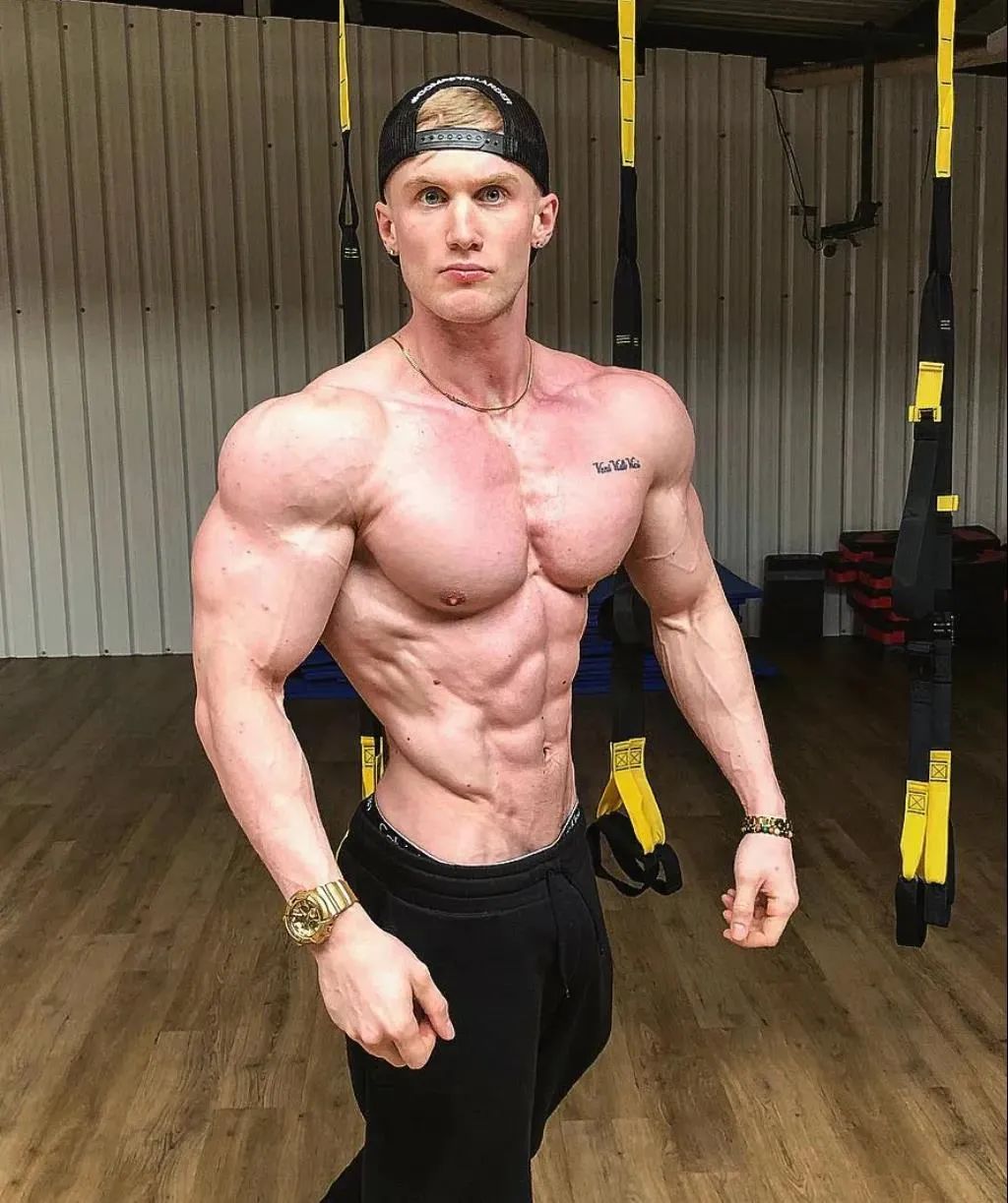 26岁小伙增肌健身,男子健身一年胸肌“暴长”