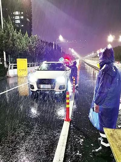 让党旗飘扬在战疫一线,党旗在抗疫一线高高飘