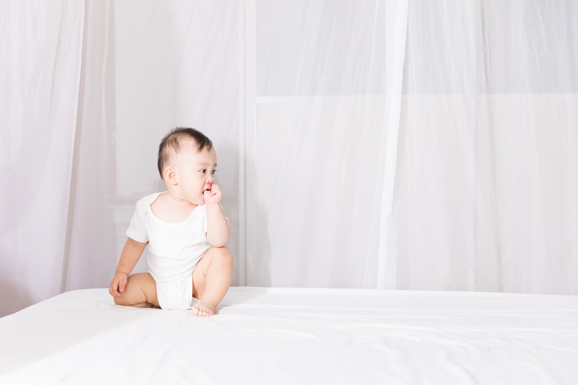 宝宝穿尿布的两侧有点脱皮,宝宝穿上纸尿裤后躁动不安