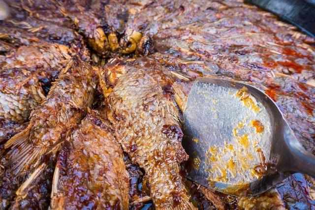 大爷卖小吃路人嫌脏不买,大爷路边卖鱼视频