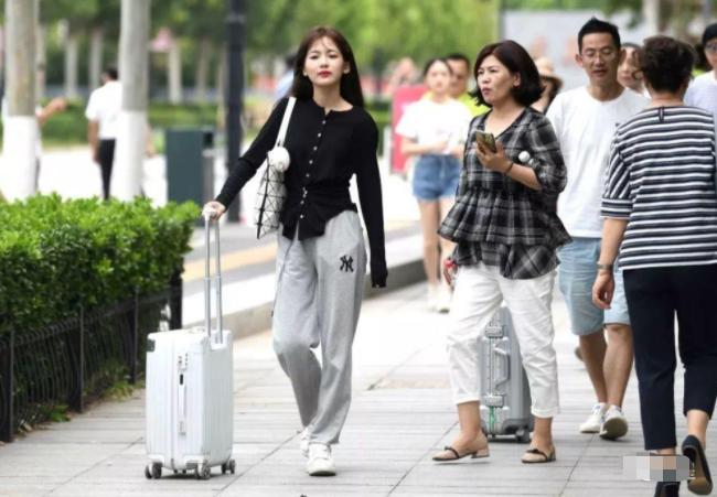 大学学生宿舍宿管员,大学宿舍的宿管阿姨检查宿舍