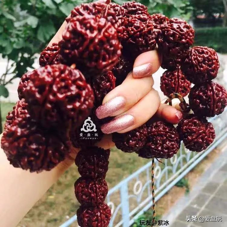 玩了五六百条手串，每天麒麟臂上班，这女子玩串牛气