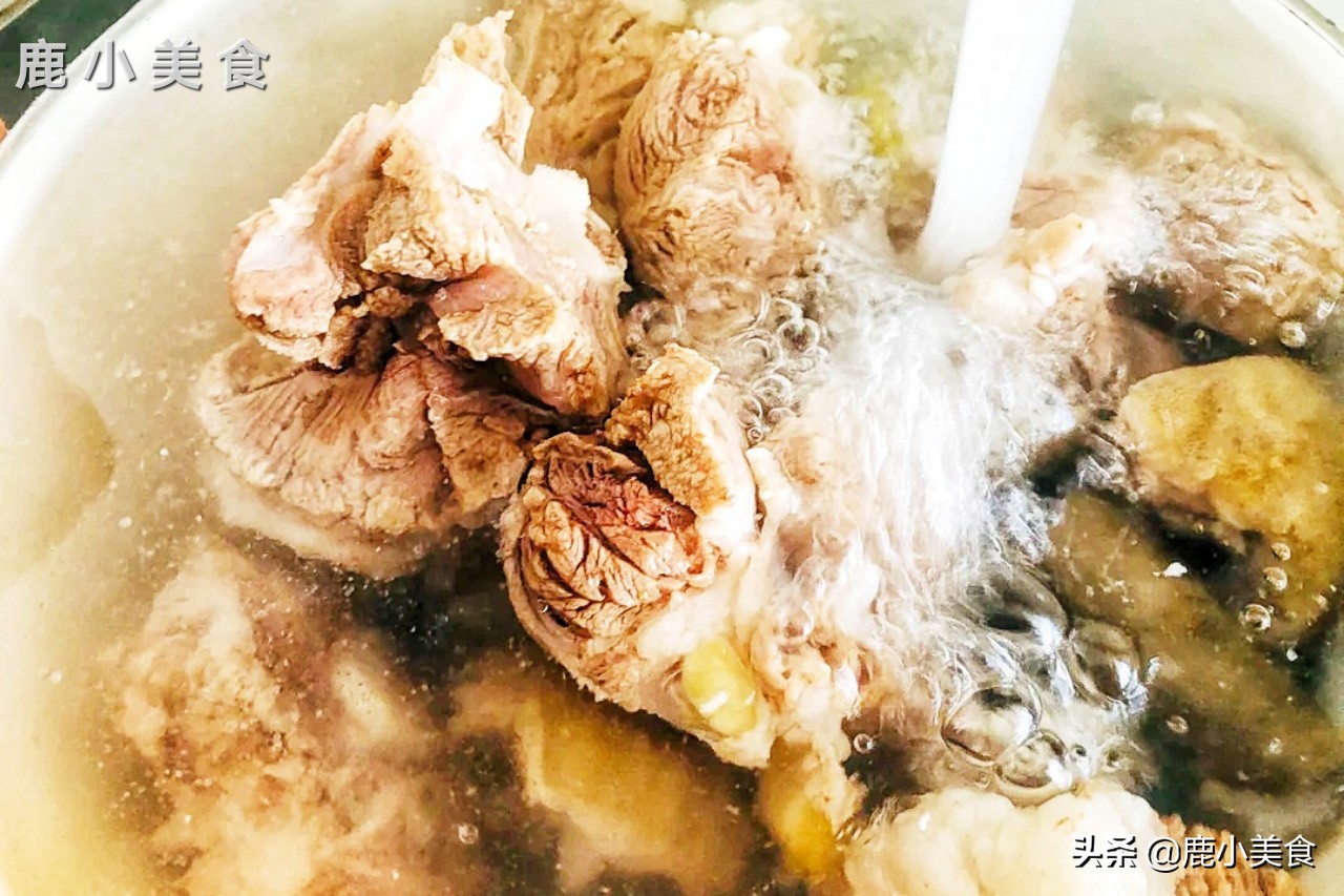 羊肉一煮就碎了是怎么回事,羊肉怎么炖才不发黑