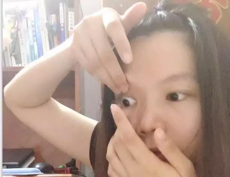 不会戴隐形眼镜可以找谁帮忙,新手戴隐形眼镜的方法简单方便
