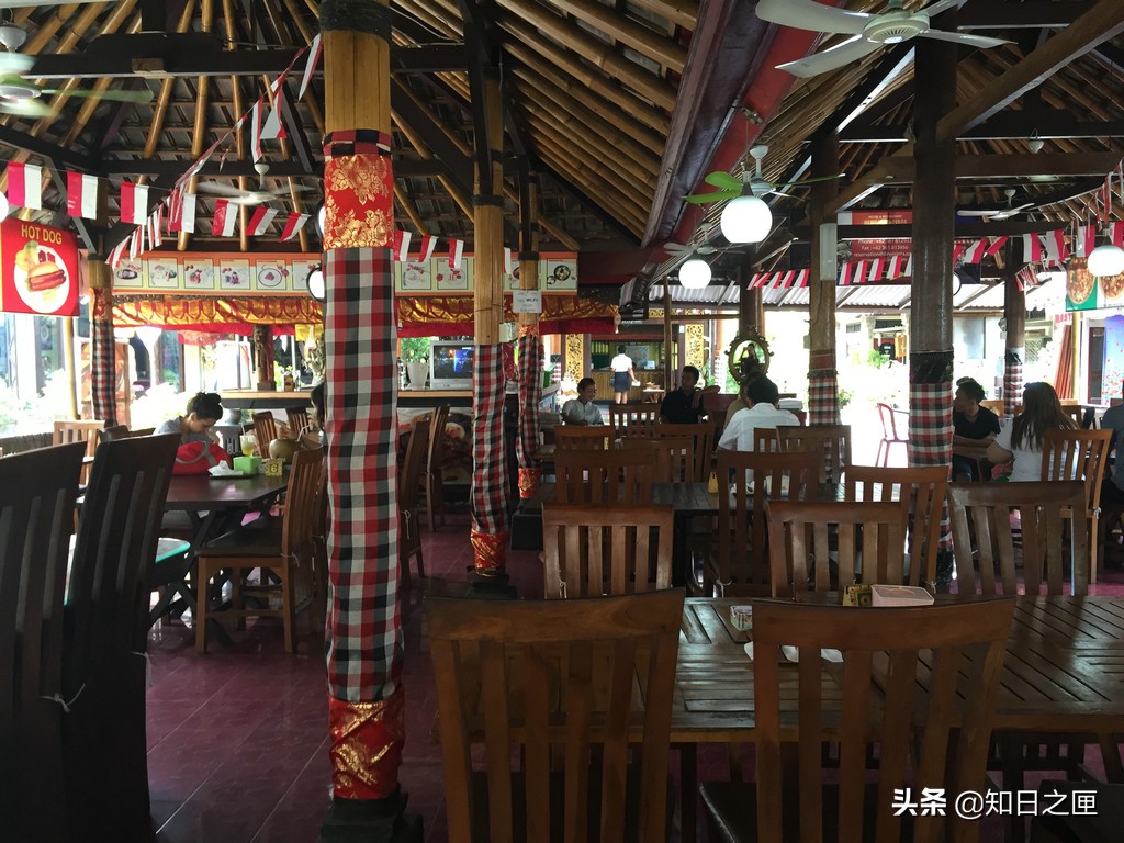 惊涛骇浪中的绝景！漂浮在海中的印尼巴厘岛“海神庙”