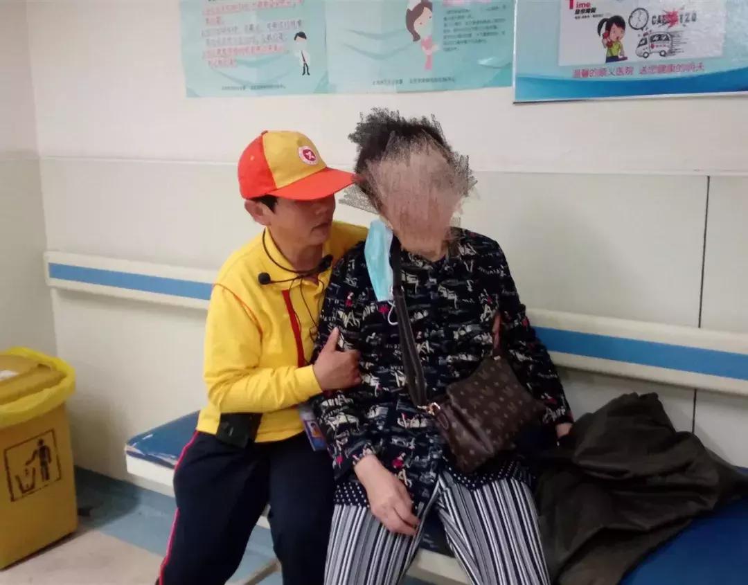 乘客车厢突然呕吐,乘客下车吐得一塌糊涂