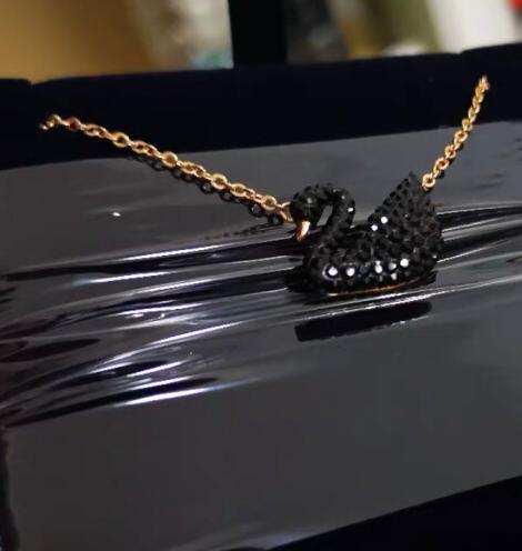 施华洛世奇黑天鹅选金色还是银色,施华洛世奇黑白天鹅正反两戴