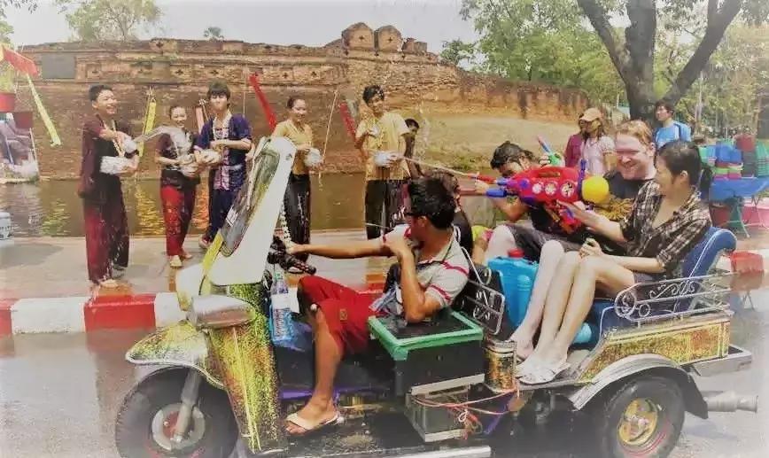 泰国泼水节狂欢现场完整版,泰国泼水节vs云南泼水节