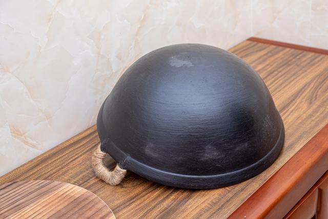 古法泥模翻砂浇铸平底锅,古法泥模铸铁锅