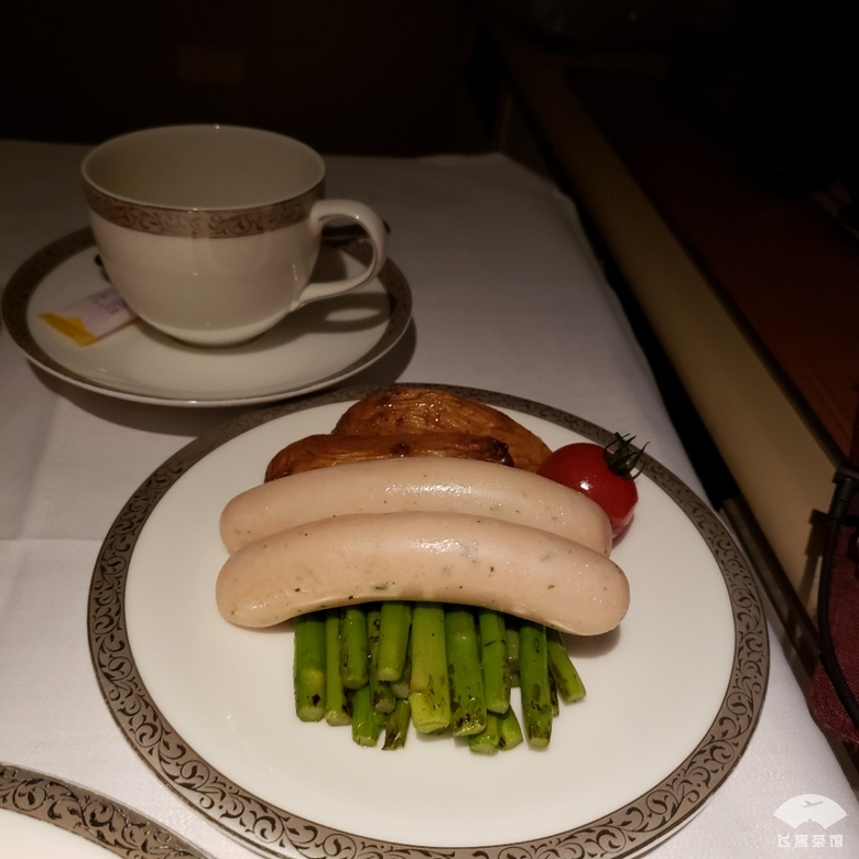 打卡泰航波音747头等舱，贴心空姐疯狂投喂，大龙虾鱼子酱吃到撑