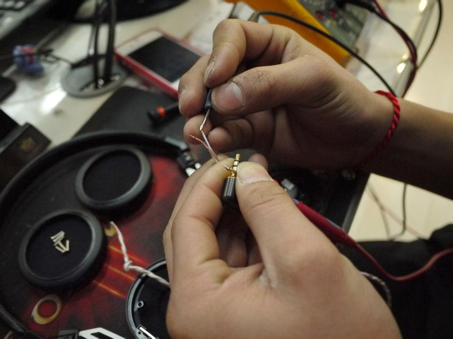 耳机的线怎么重头接,断线怎么接线不伤线