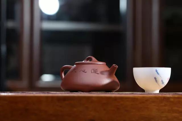 紫砂壶盖破了能配到吗,紫砂壶盖出气孔越大出水越好吗