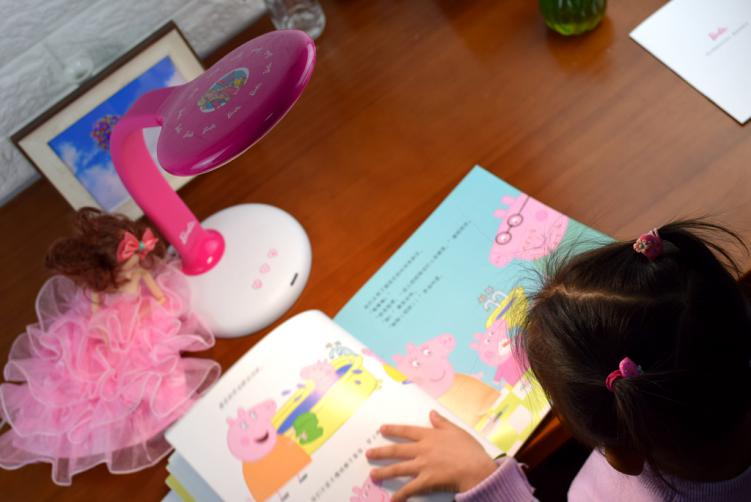 保护儿童眼睛用什么台灯,保护孩子视力选电视还是投影仪