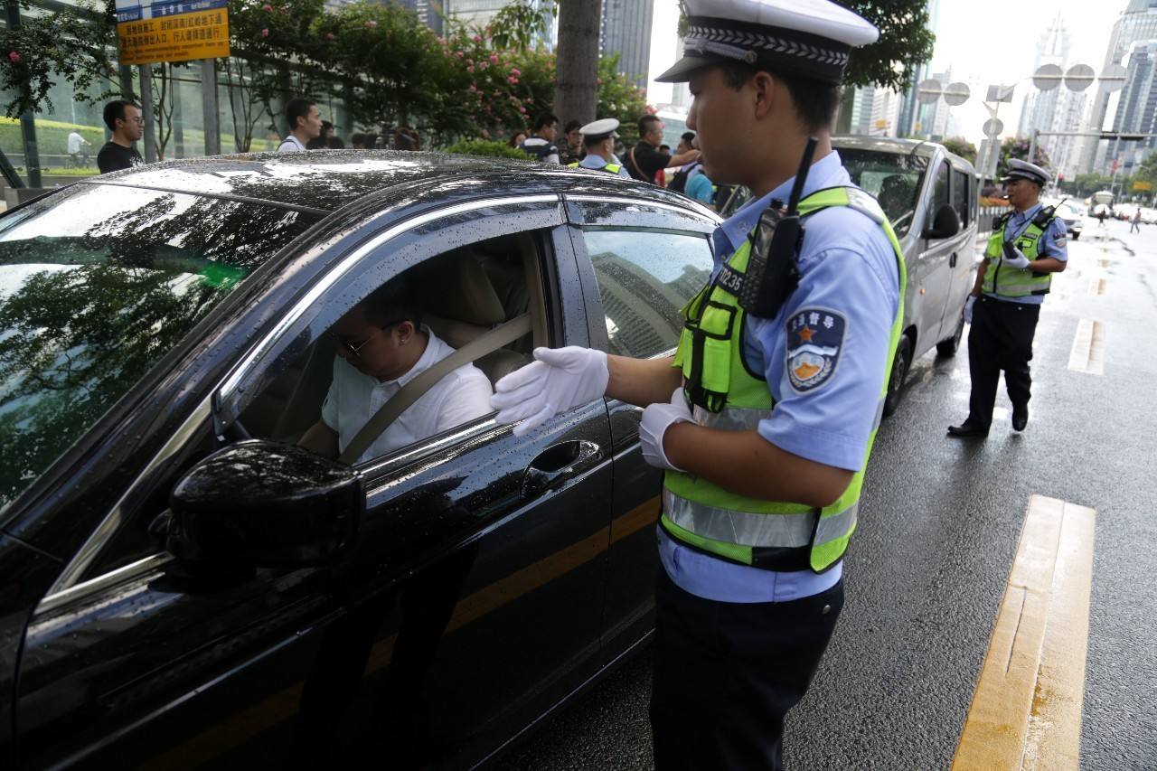 交警查车没有带驾照怎么办,交警查车没带身份证怎么处罚