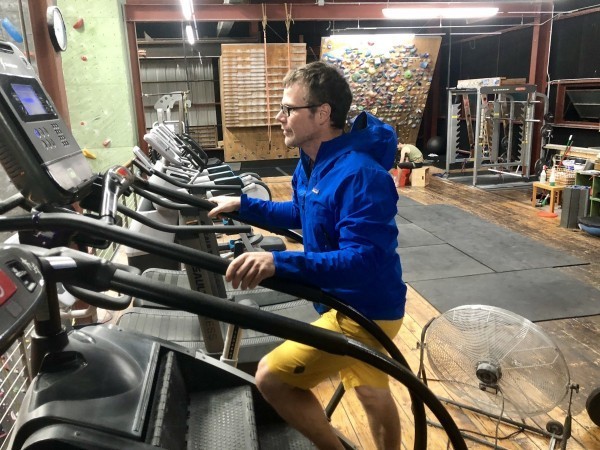 冲锋衣怎么选购才能好,如何选择冲锋衣及选购技巧