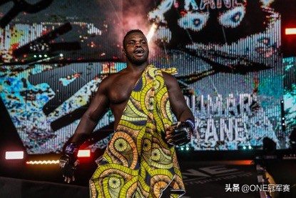 非洲传统跤王，恐怖黑色肌肉立方体——“摔跤狂人”欧玛-凯恩