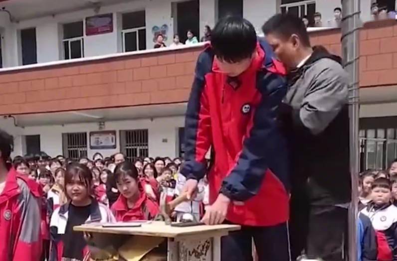 河南信阳某中学，组织学生集体砸手机，家长和学校的无奈有谁知道
