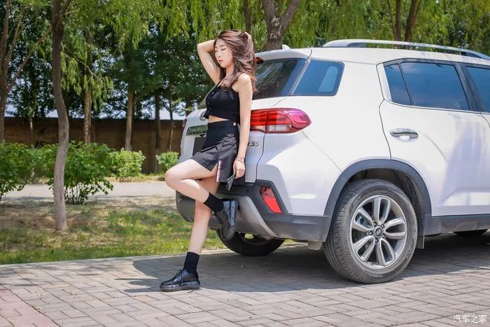 走稳重路线,北京现代ix35路上行驶视频