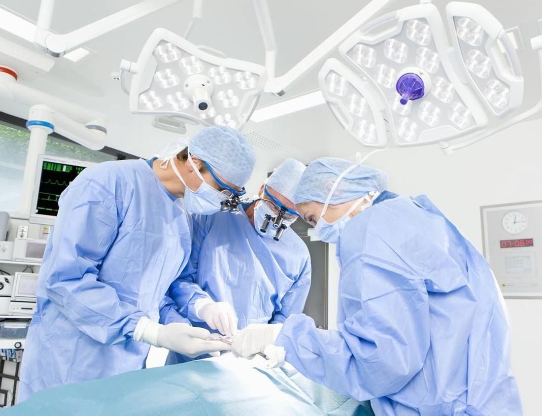 海绵状血管瘤分为多种疾病类型，临床症状各不相同，尽早治疗为好