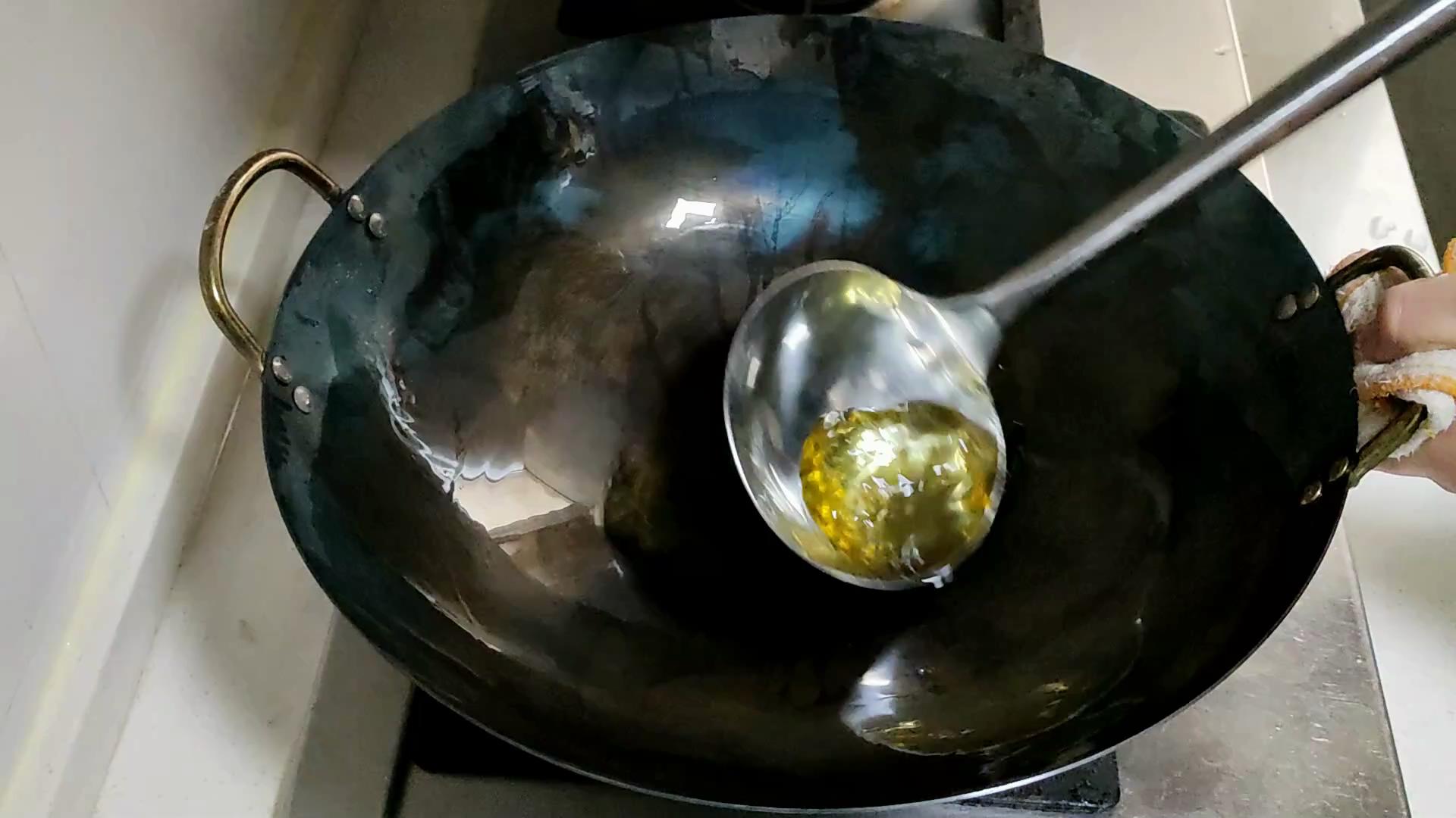 新铁锅不要直接用大厨教你开锅,新买的铁锅开锅不要猪肉