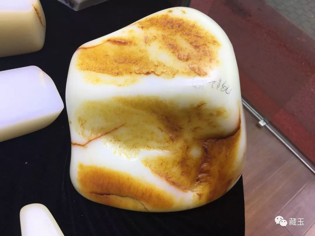 和田玉光白籽料特点,和田玉颜色白的好吗