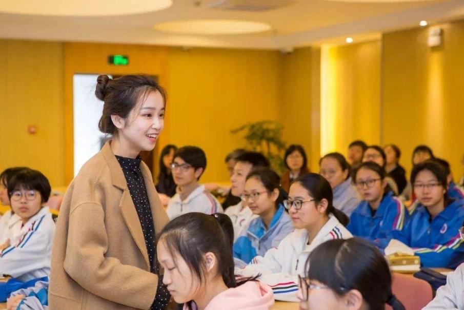 为何学校里的英语老师，多是女教师，校长说出其中原因