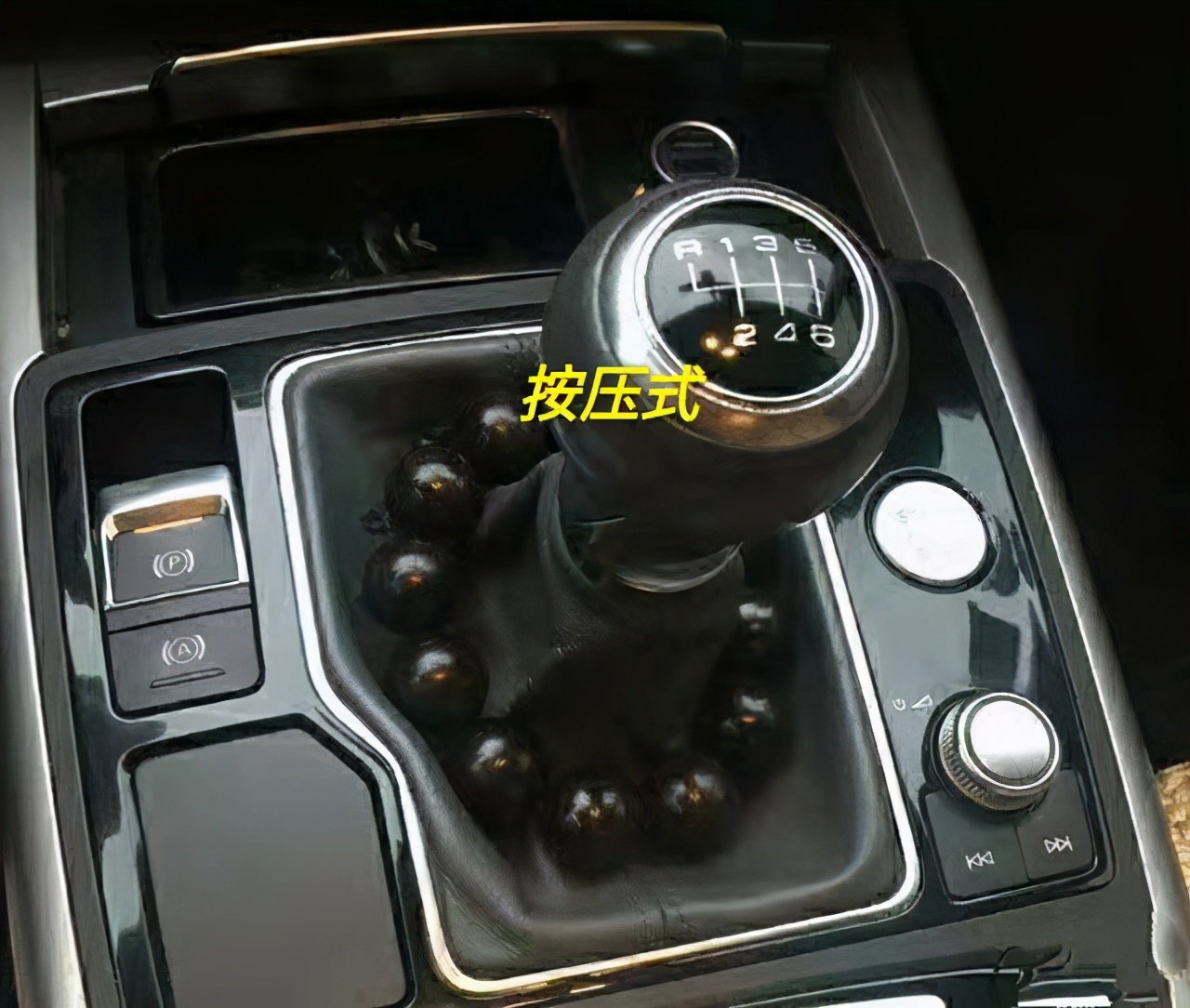 手动挡一挡换倒挡怎么操作,手动挡车倒挡视频教程