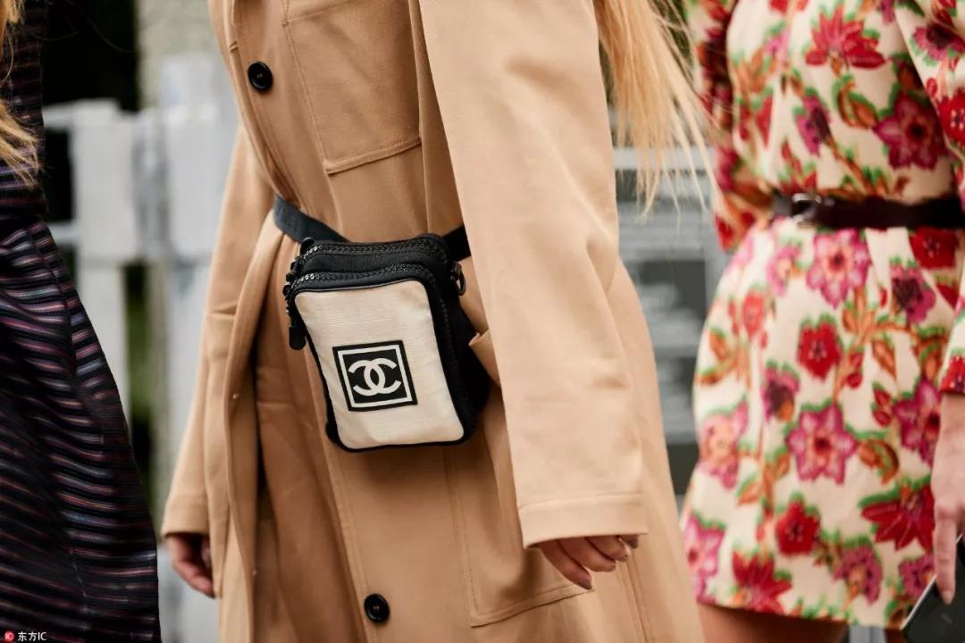 又一件“土味”单品回潮了，腰包竟成了时尚圈的新宠儿