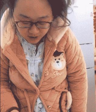 姑娘搞笑gif图片,搞笑gif妹子你的衣服太前卫了