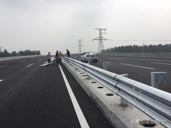 高速波形护栏道路护栏国标护栏铁护栏防撞交通安全波纹护栏板