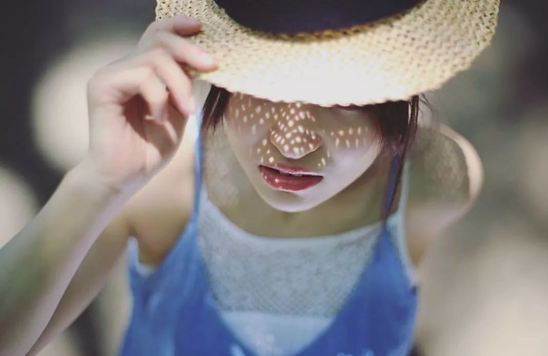 拍照时怎样做到不畏惧镜头,害怕镜头怎么克服