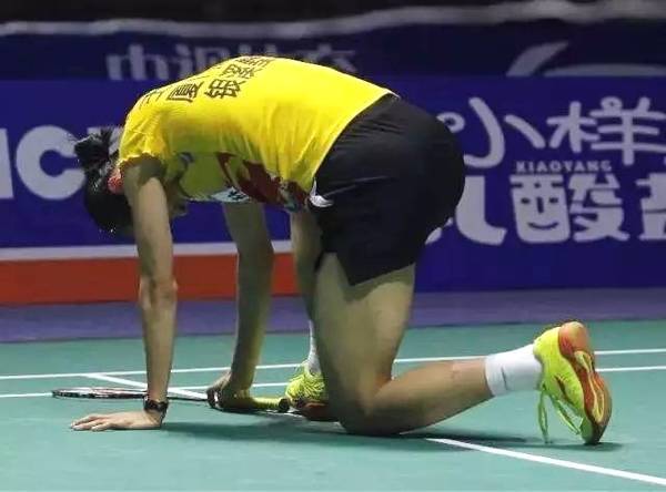 小伙打篮球崴伤膝盖发现韧带撕裂,年轻小伙子和大叔打球受伤