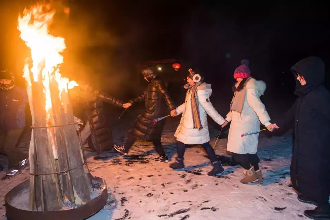 东风本田冰雪远征车队集结松发集团度假宾馆，冰上篝火不夜天！