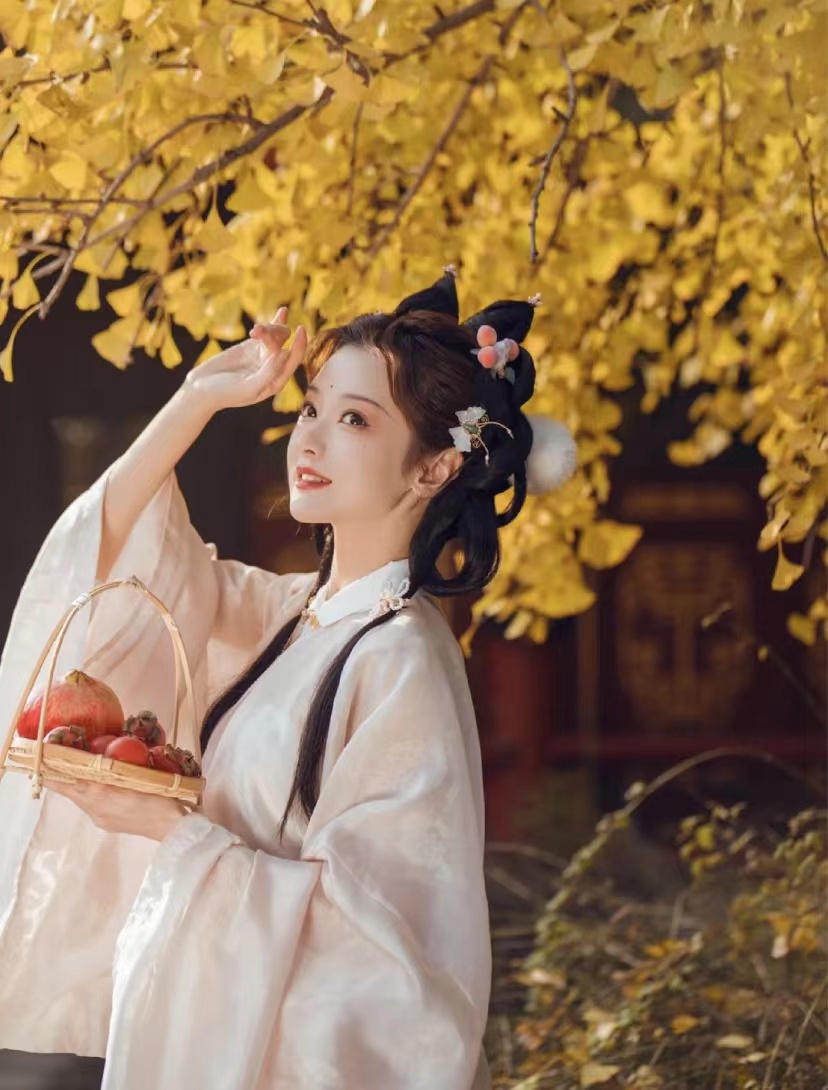 “瀣儿姐姐刚才为何要让太后吃芹菜？丹朱还记得太后不喜欢呢。”