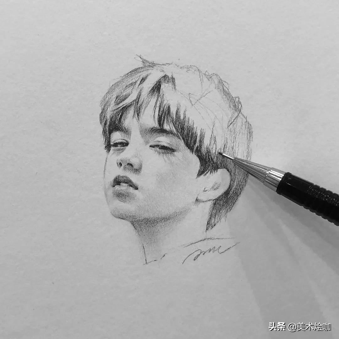 他笔下的极简山水禅意十足,他画的风景素描每笔都是细节