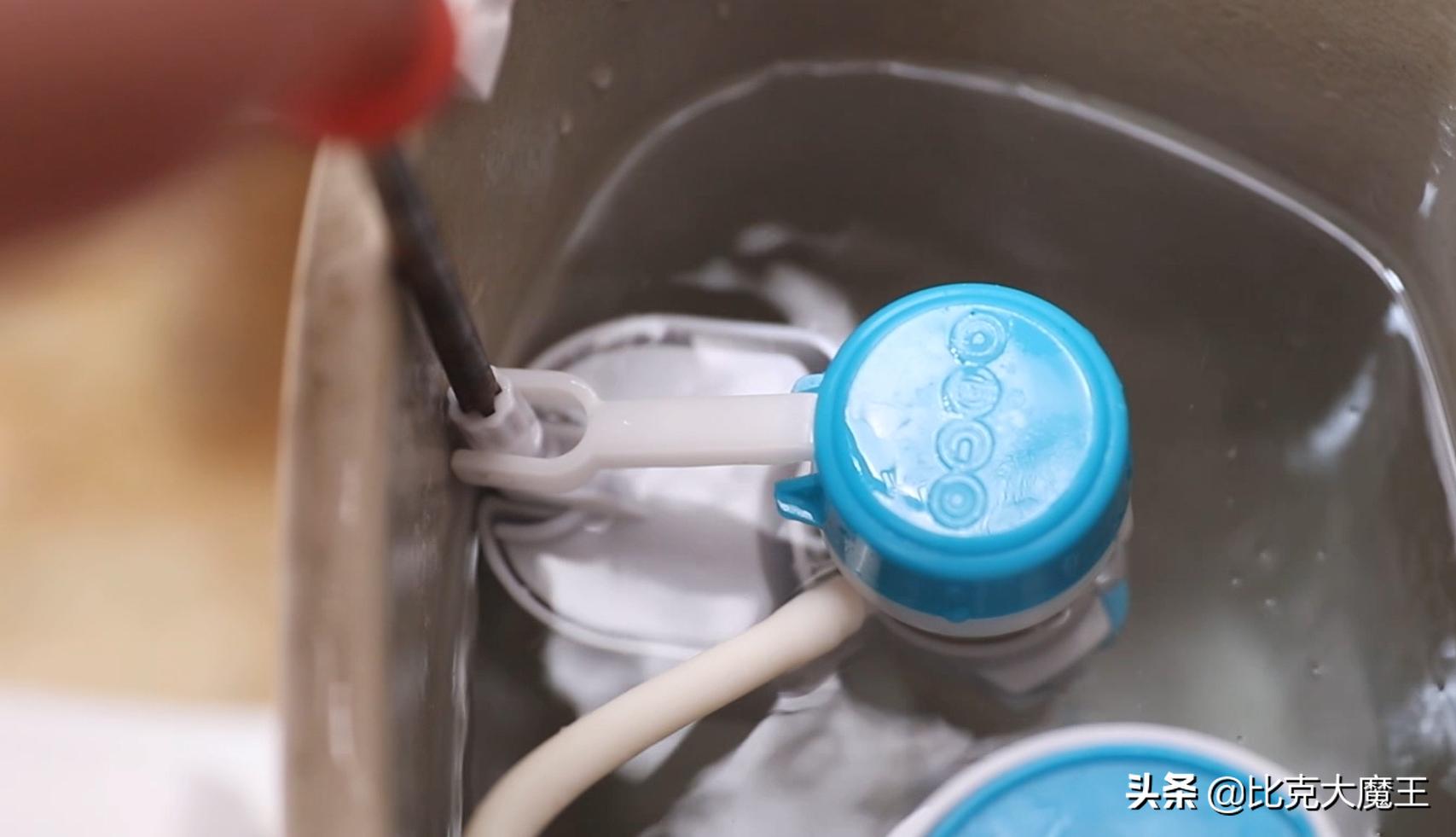 马桶冲水无力水箱出水小,马桶冲水无力下水慢需要拆马桶吗