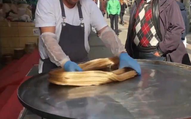 中国人在国外做龙须糖,法国人做龙须糖