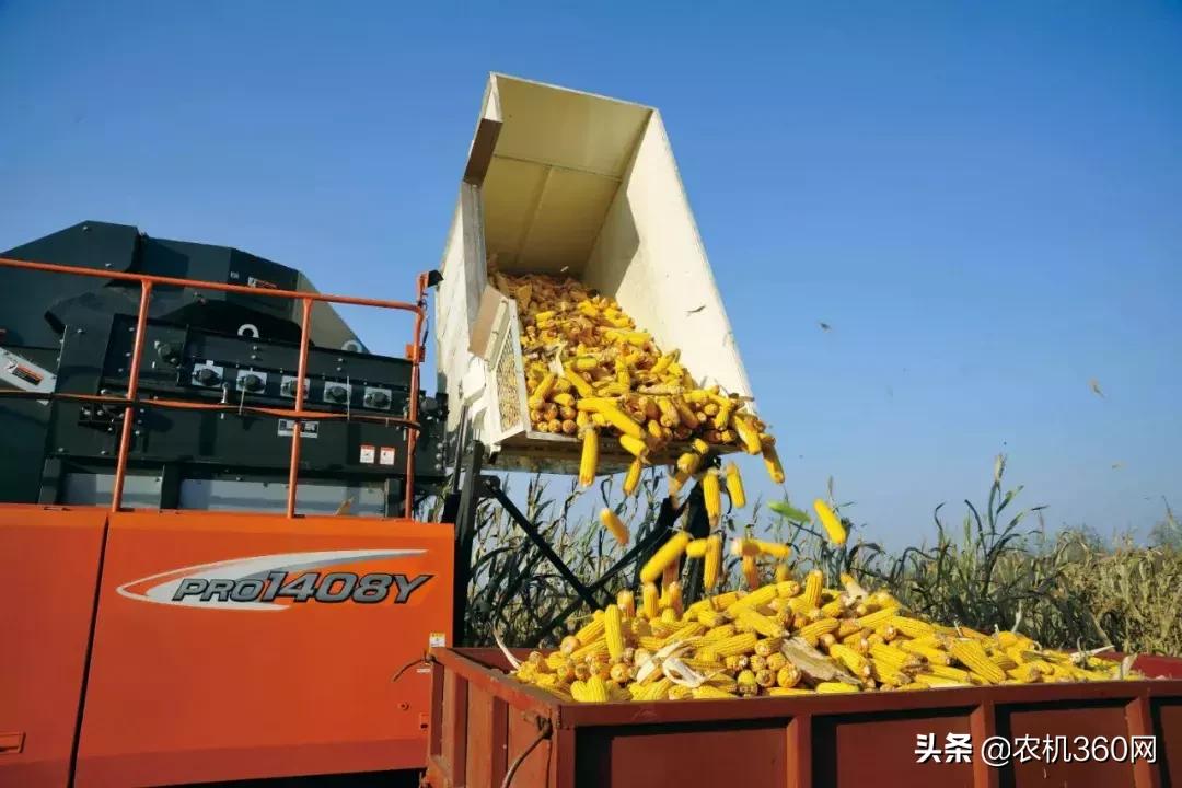 自走式双行玉米收获机多少钱一台,久保田1408玉米收获机新车多少钱