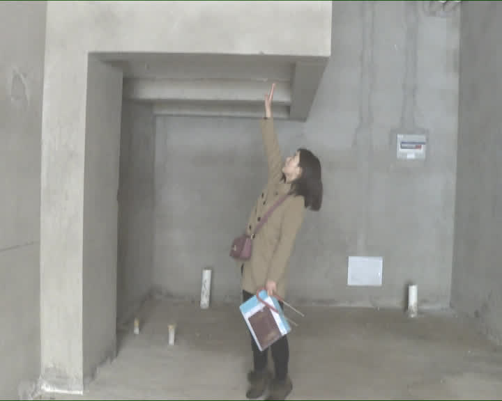 宝龙你赔我门面房，花89万买的，一开门头顶上这是啥？