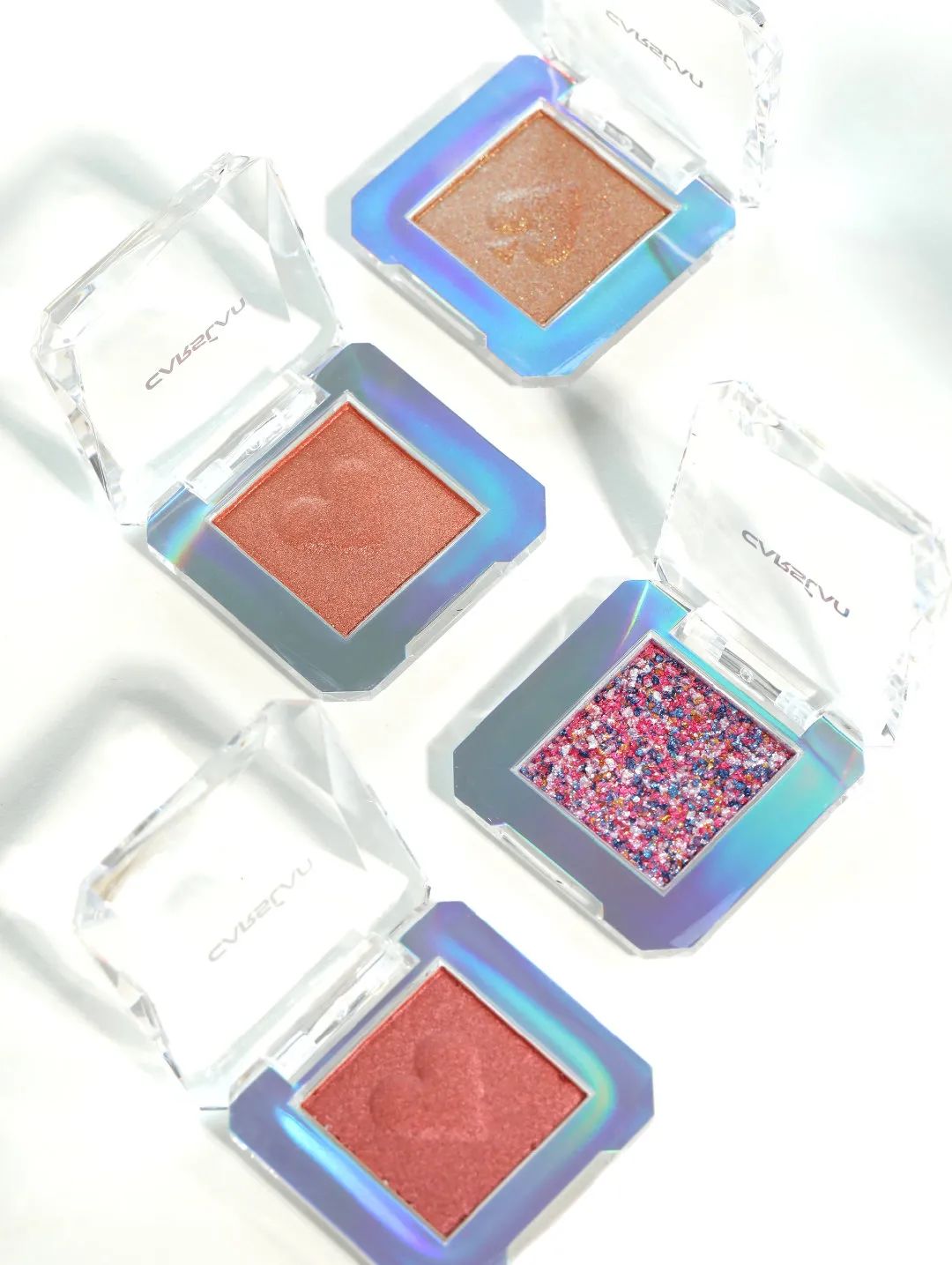 卡姿兰x必胜客的“下午茶”主题彩妆包装，梦回爱丽丝