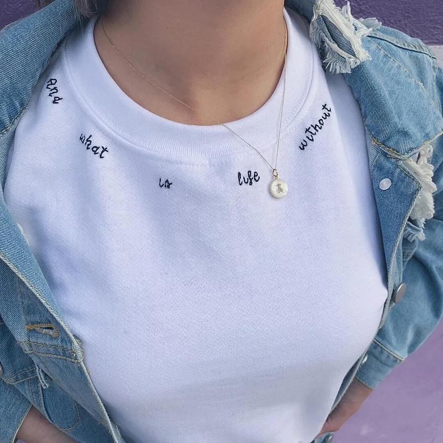 自己绣在衣服上的简单刺绣,手工刺绣t恤字母配色图片