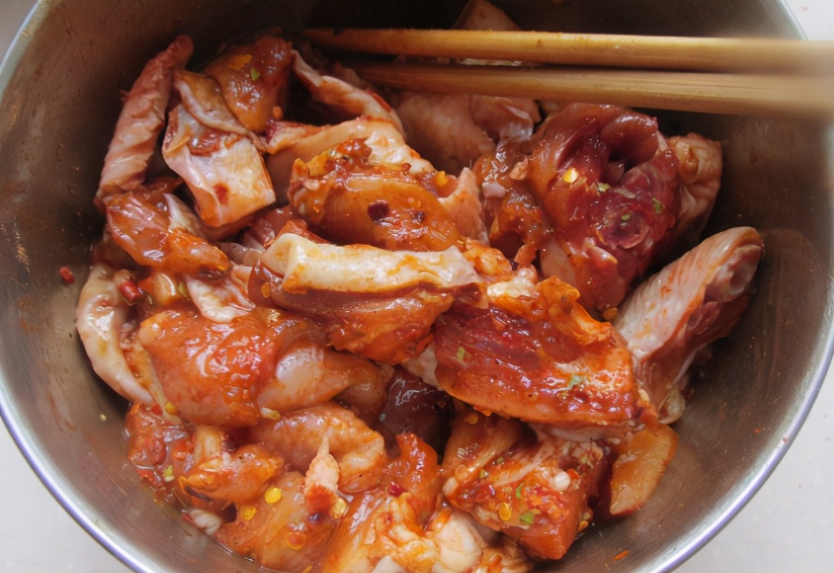 炖鸡肉时切记别直接焯水,炖鸡肉时需要关注什么