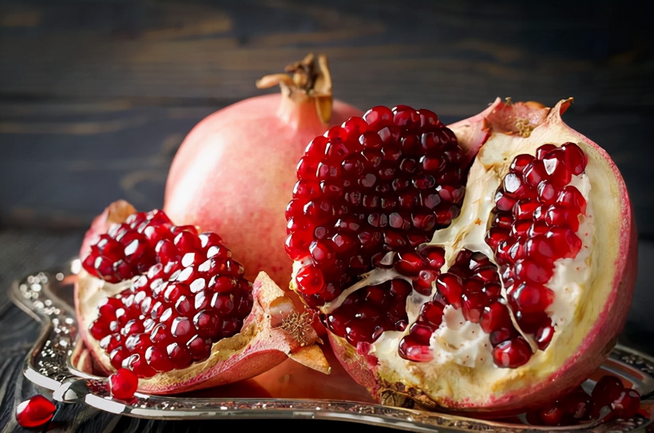 指甲上出现竖纹是身体出现了状况,如果指甲上有竖纹要关注了