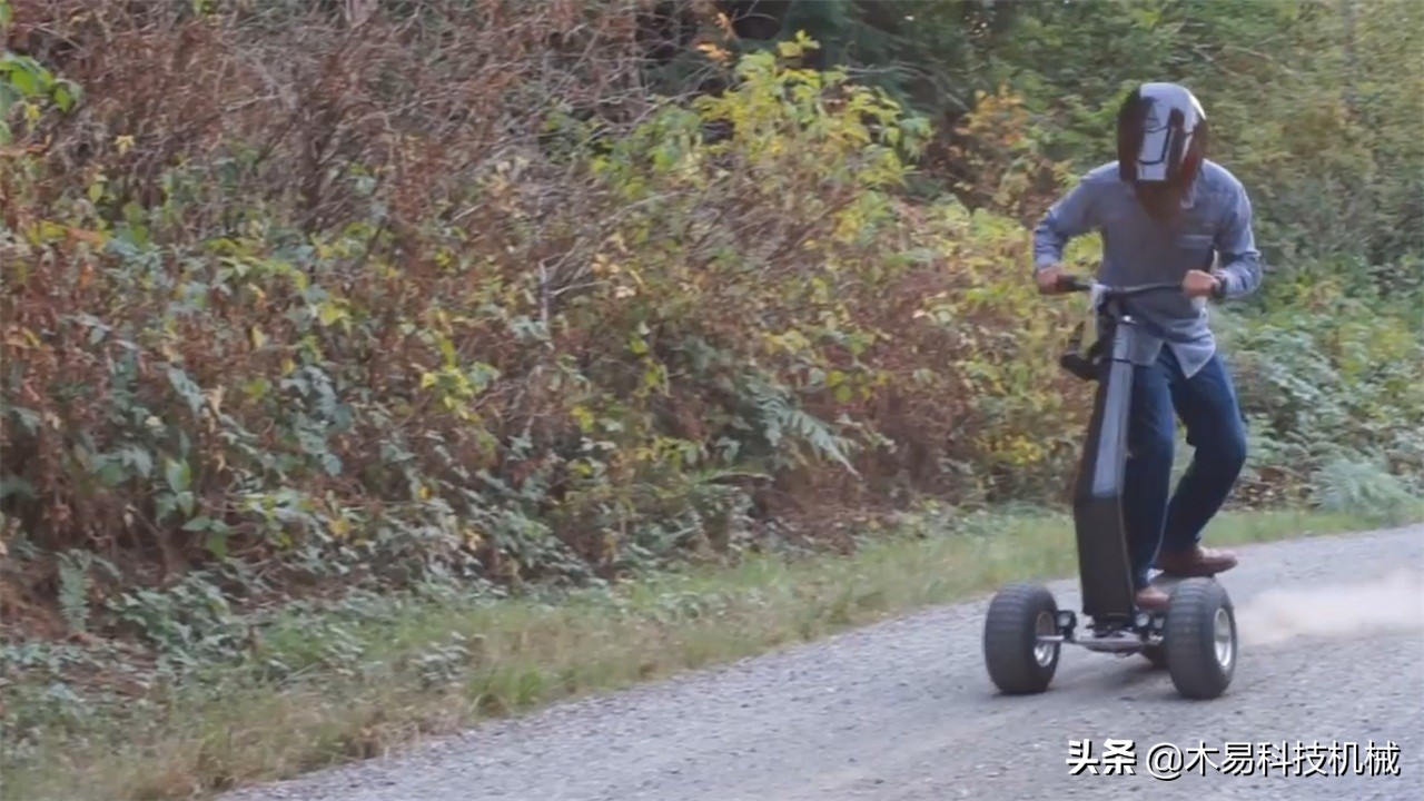 外国小哥滑板,老外履带滑板车