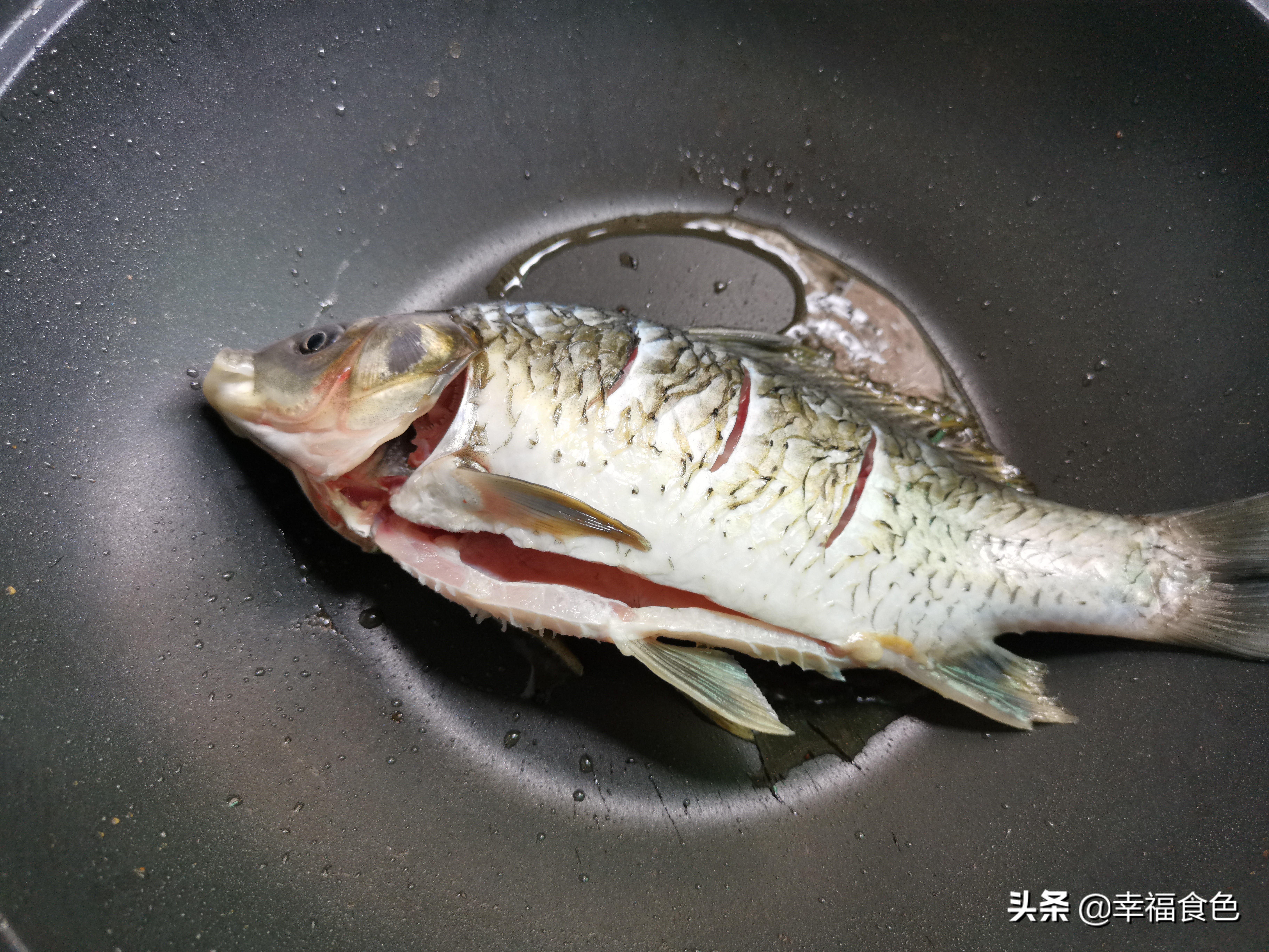 为什么冬天的鲫鱼熬汤不会白,鲫鱼用什么料熬汤好喝