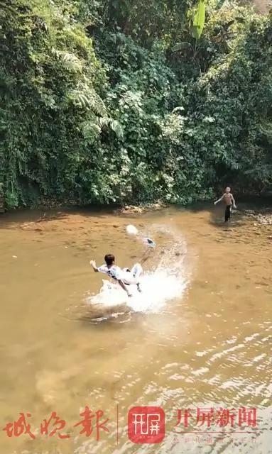 农村小伙苦练轻功水上漂,农村小伙练篮球