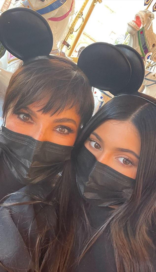 怀二胎的金小妹母女逛迪士尼！卫衣遮不住孕肚，戴米老鼠发箍扮嫩