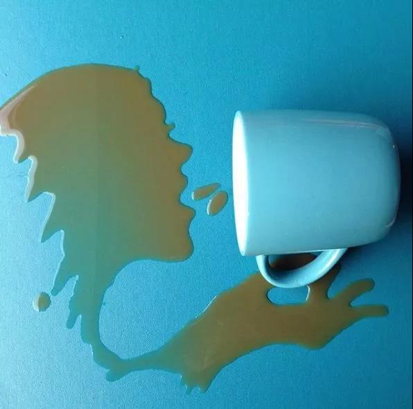 你可以擦掉那滴水，或者顺势用它画点不一样的美丽