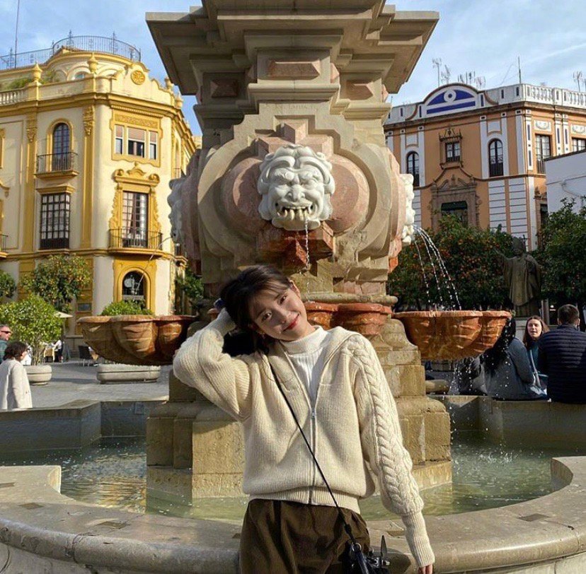 她是“韩国版”刘诗诗，今穿针织衫灯芯绒裙，27岁甜美似高中生